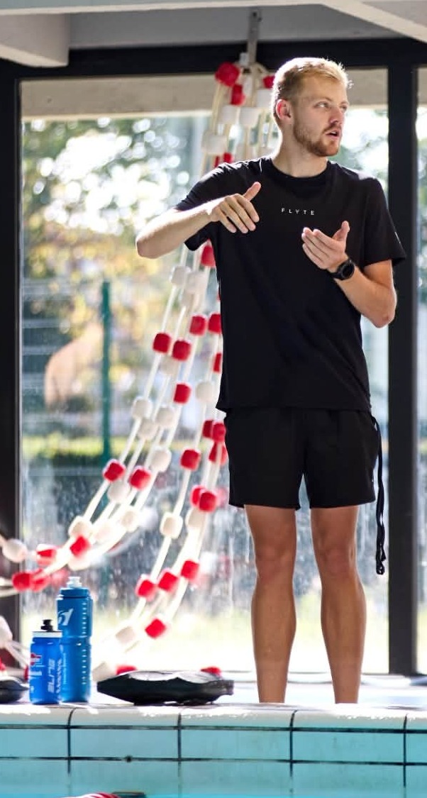 Bastien Vandermunter en séance de coaching natation au bord du bassin