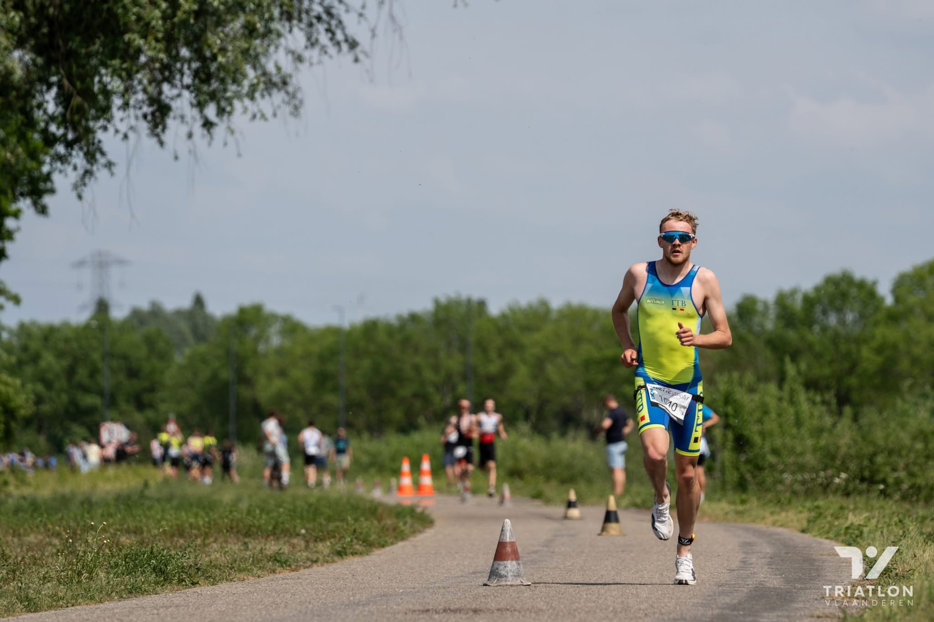 Bastien Vandermunter en course sur la partie à pied d’un triathlon