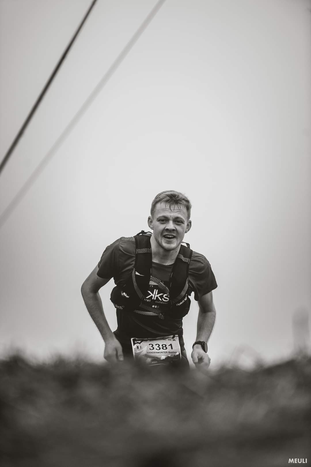Bastien Vandermunter en trail, photographié en noir et blanc